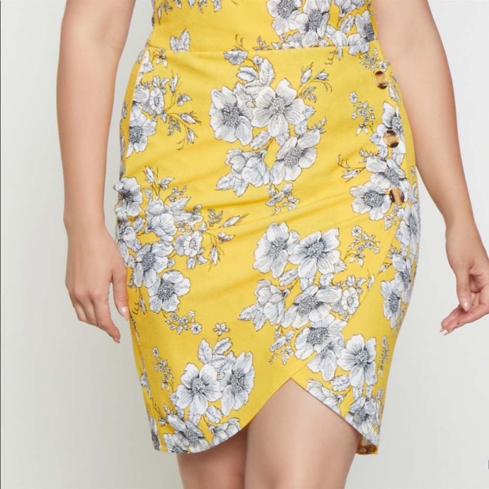 NEW•2X•SUNSHINE FLORAL BUTTON ACCENT DRESS•NWT - Picture 4 of 10